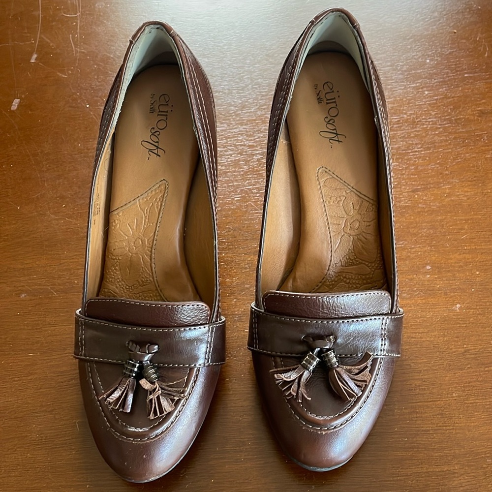 Brown loafer with tassels